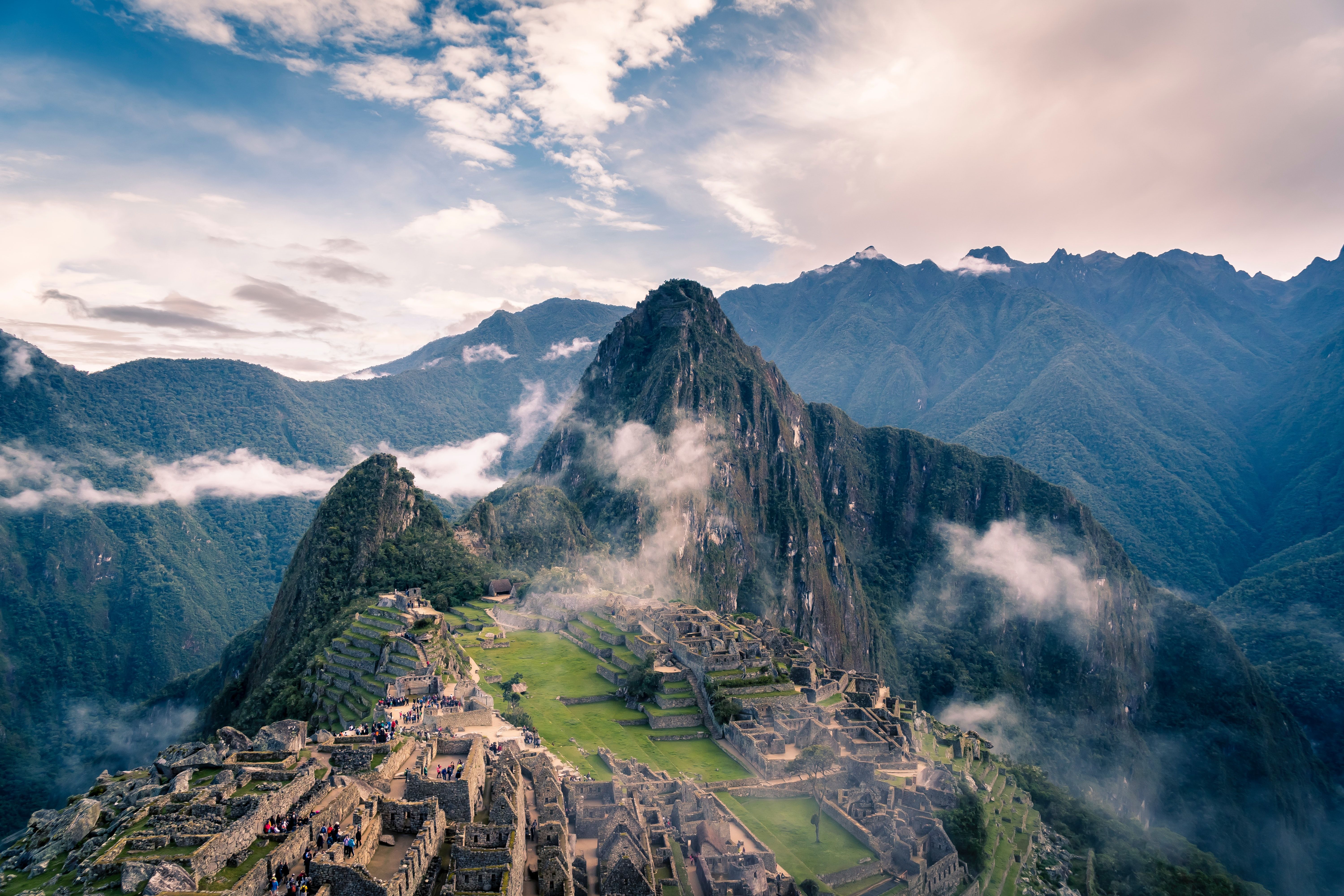 Перу картинки. Перу гора Мачу Пикчу. Горные хребты Мачу Пикчу. Перуанский горный город Мачу-Пикчу. Мачу Пикчу закат.