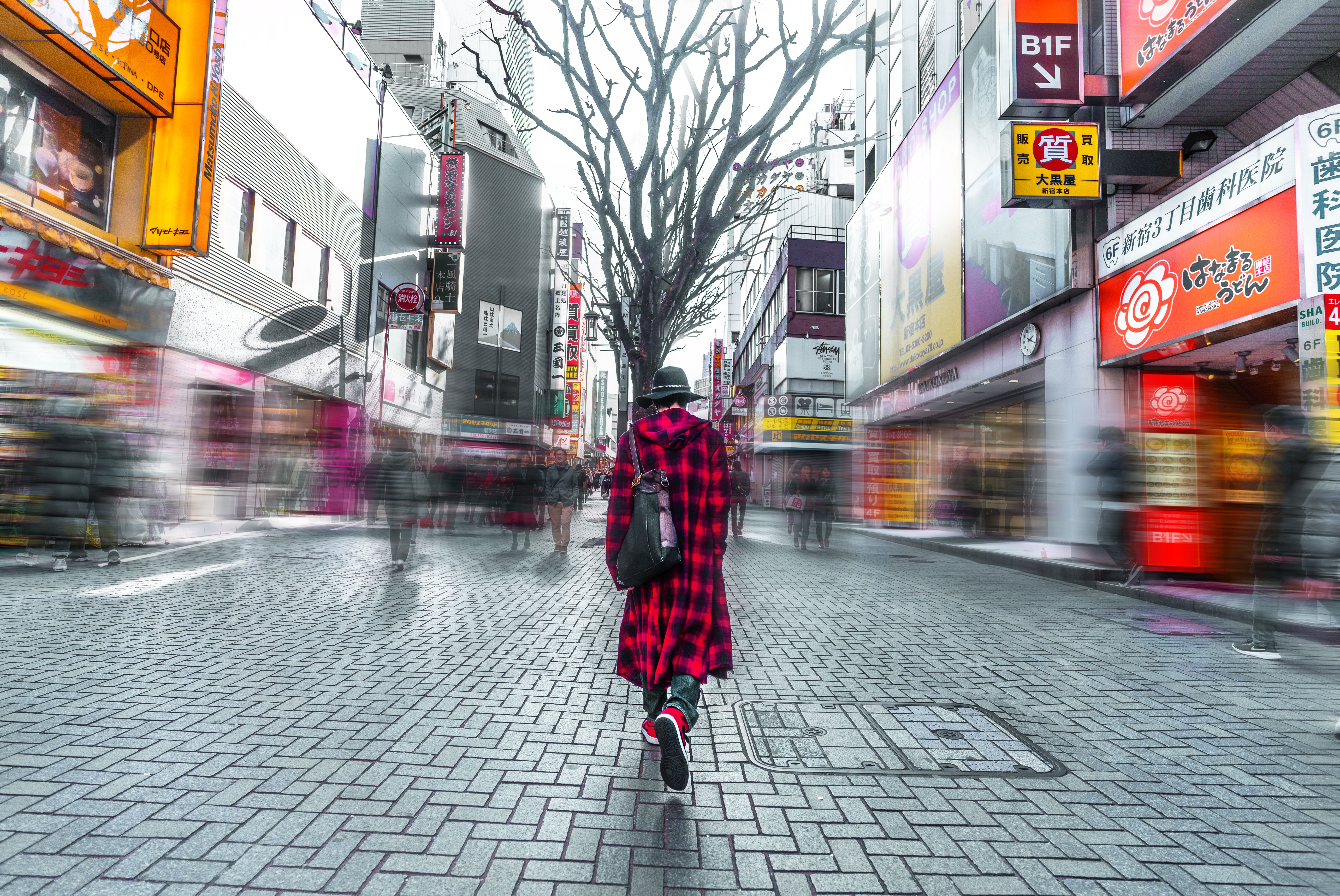 Человек в красной шапке на улице города. Daytime Tokyo Street in Japan. Люди на улицах Токио фото. Клетчатая шуба. Мода городок